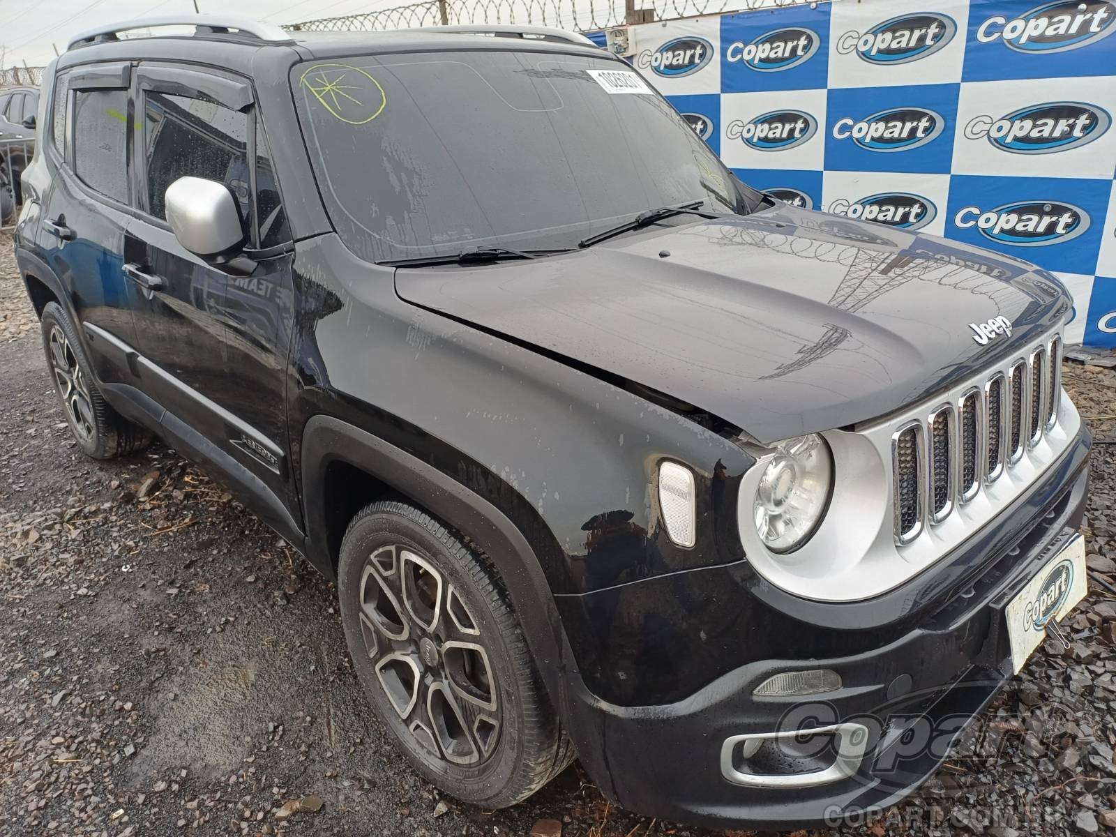 Veículo Fiat Renegade JEEP RENEGADE LIMITED COM TETO 1.8 16V E.TORQ EVO FLEXIVEL ALCOOL/GASOLINA 2017 2017 em leilão