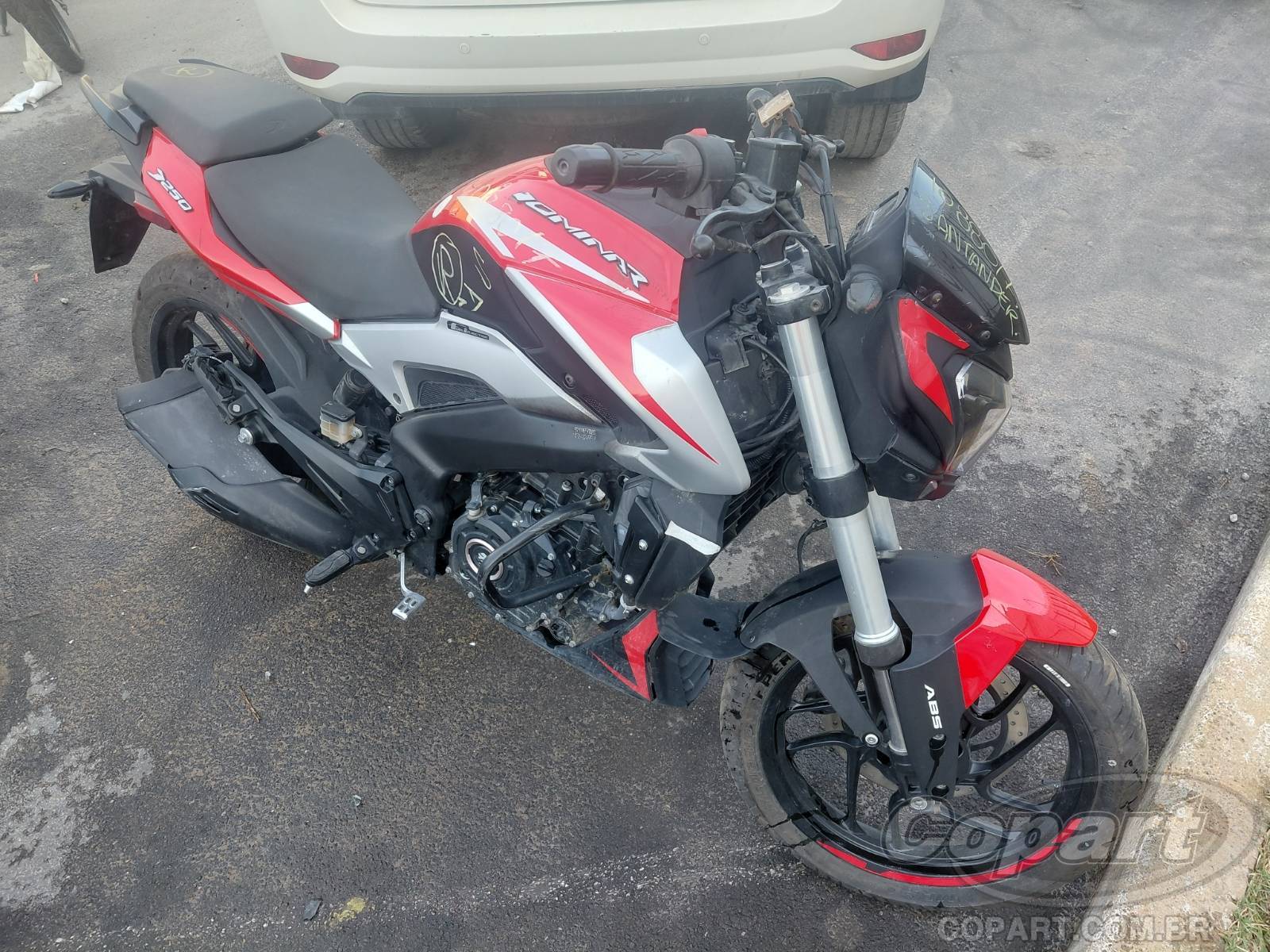Bajaj Dominar 2025 em leilão