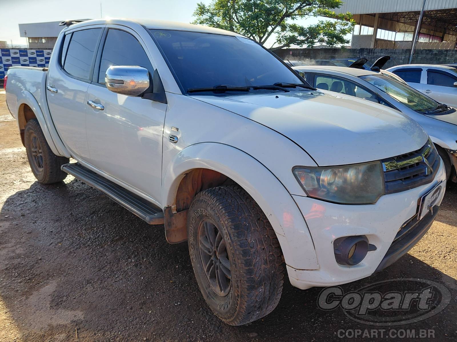 Mitsubishi L200 Triton 2015 em leilão