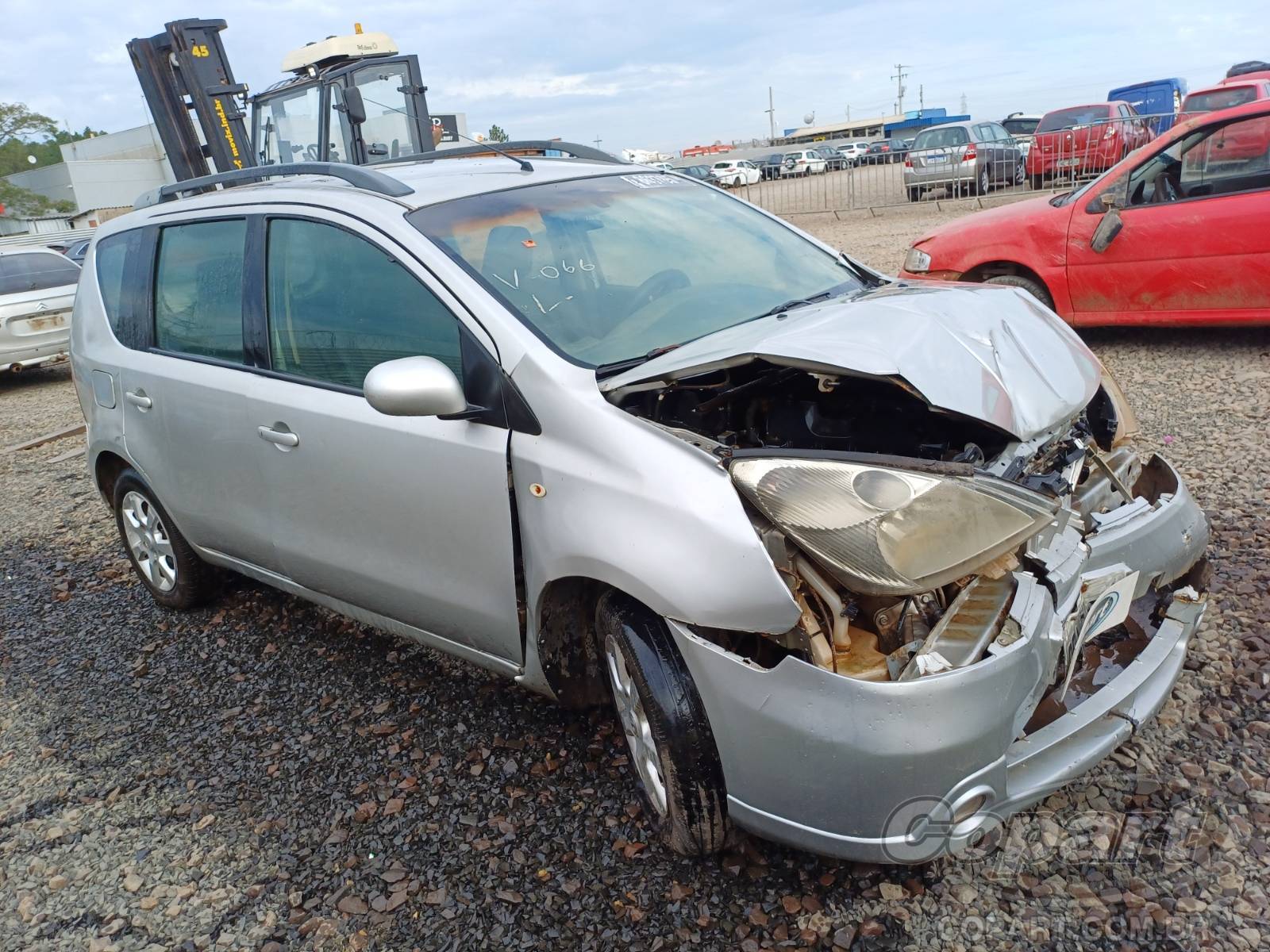 Veículo Nissan Livina Nissan Livina SL 1.8 16V 2012 Médio Dano Frontal 2012 em leilão