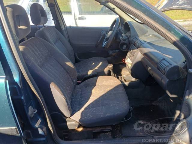 2000 CHEVROLET CORSA SEDAN 