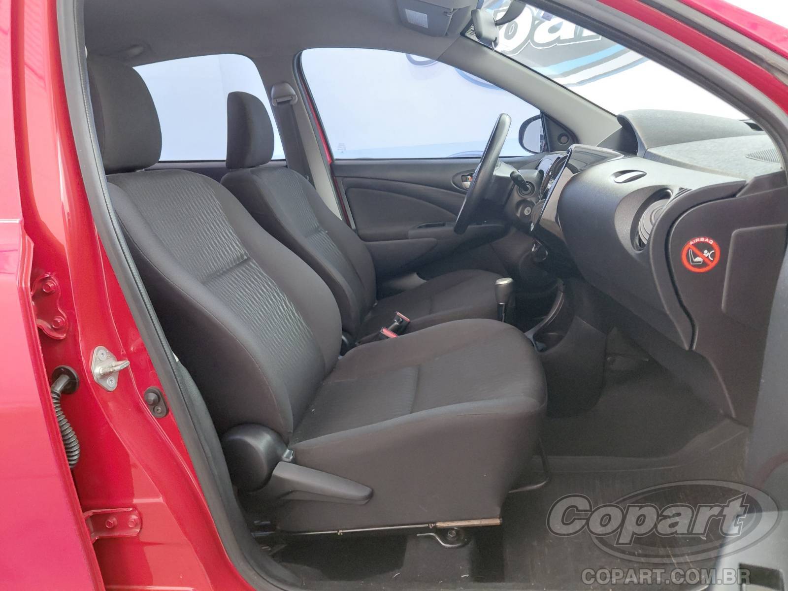 2020 TOYOTA ETIOS SEDA — foto 5 de 10