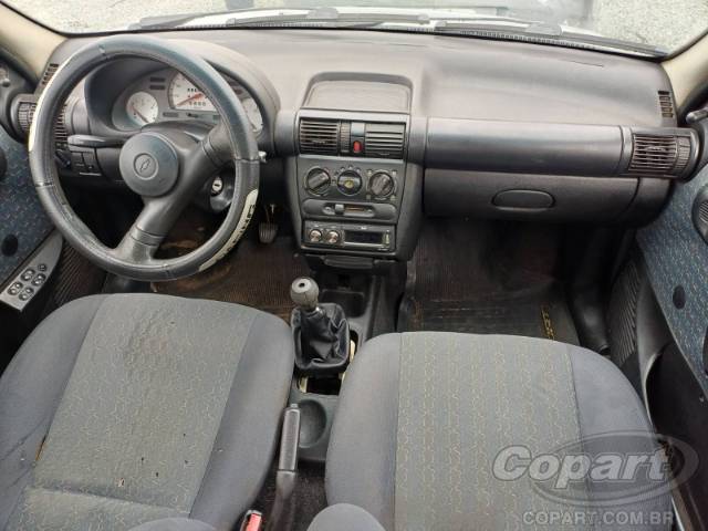 2001 CHEVROLET CORSA SEDAN 