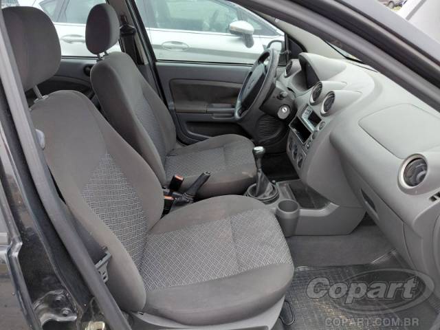 2005 FORD FIESTA SEDAN 