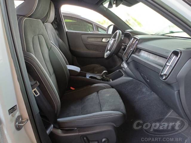 2023 VOLVO XC40 