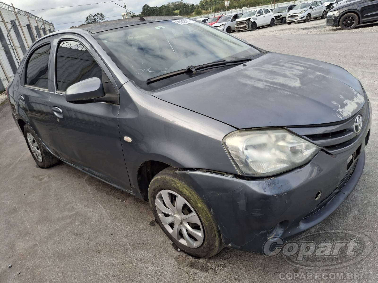 Toyota Etios Seda 2015 em leilão