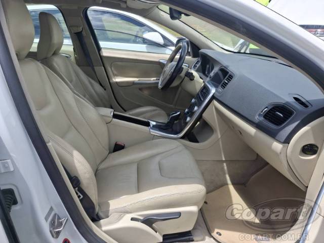 2015 VOLVO V60 