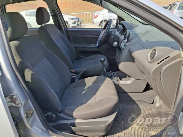 2005 FORD FIESTA SEDAN 