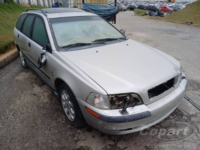 2001 VOLVO V40 