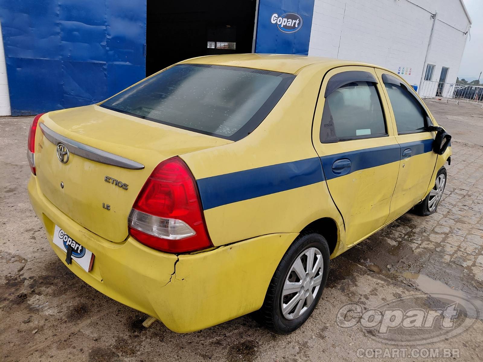 2016 TOYOTA ETIOS SEDA — foto 4 de 11