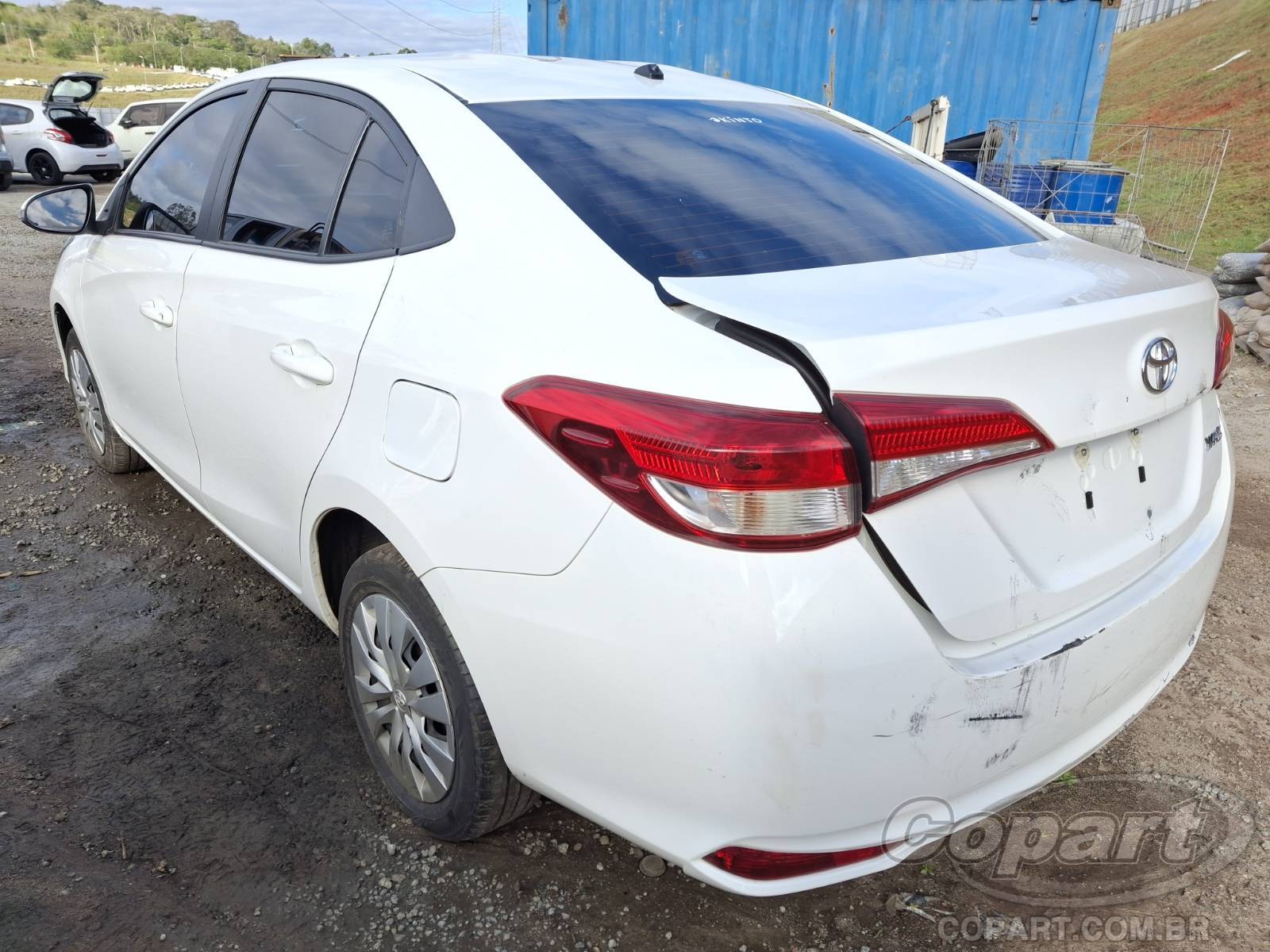 2025 TOYOTA YARIS SEDA — foto 3 de 10