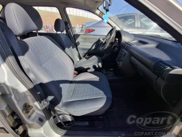 2001 CHEVROLET CORSA SEDAN 