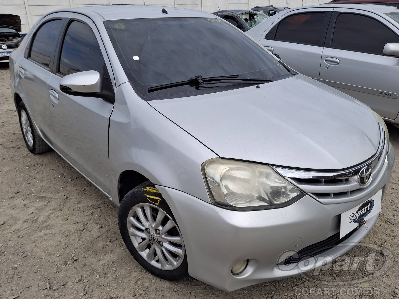 Toyota Etios Seda 2016 em leilão
