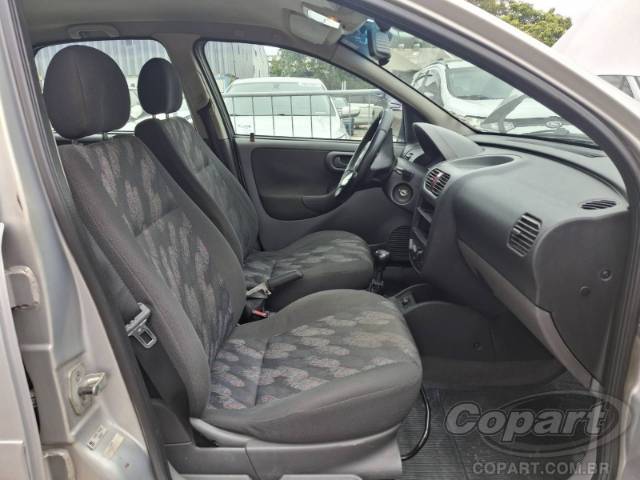 2002 CHEVROLET CORSA SEDAN 