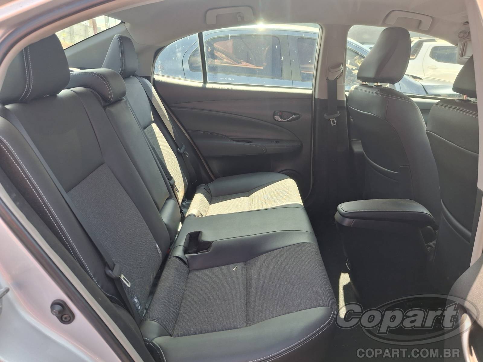 2025 TOYOTA YARIS SEDA — foto 6 de 10