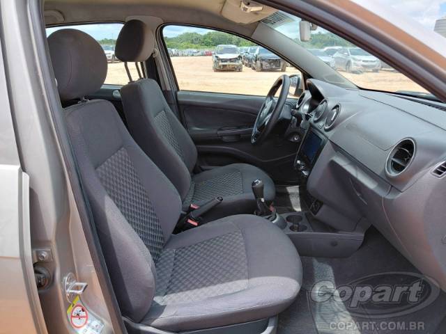 2015 VOLKSWAGEN VOYAGE 