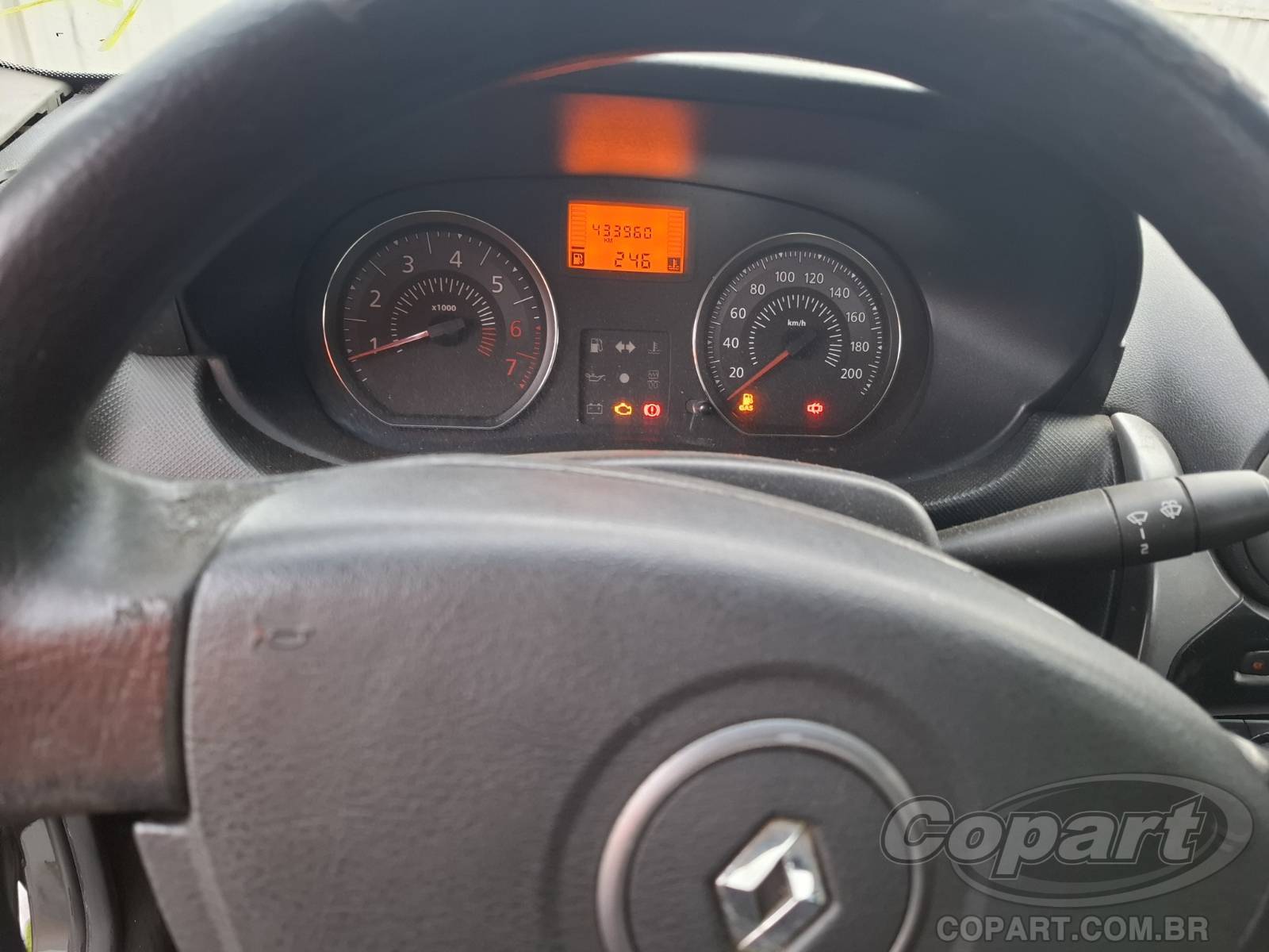 Foto 8 de 10: 2013 RENAULT LOGAN