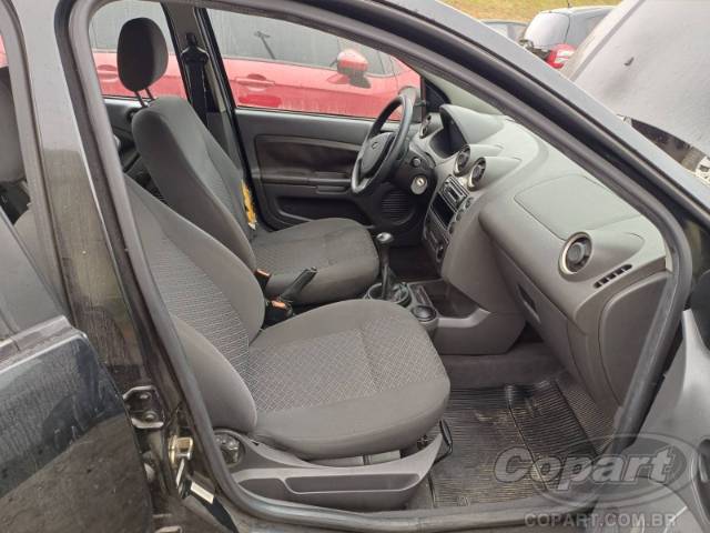 2006 FORD FIESTA SEDAN 