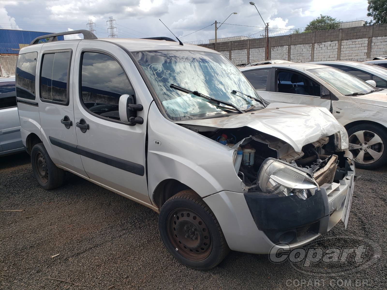 Fiat Doblo Essence 7 Lugares 1.8 16V 2017 Médio Dano Frontal