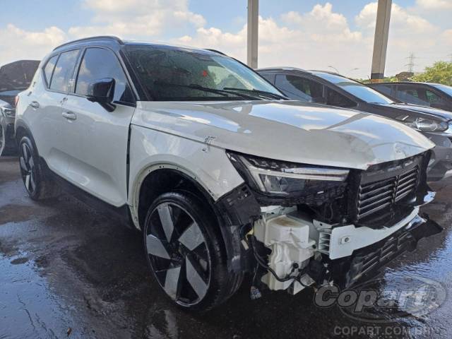 2023 VOLVO XC40 