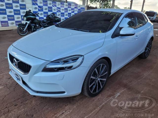 2019 VOLVO V40 