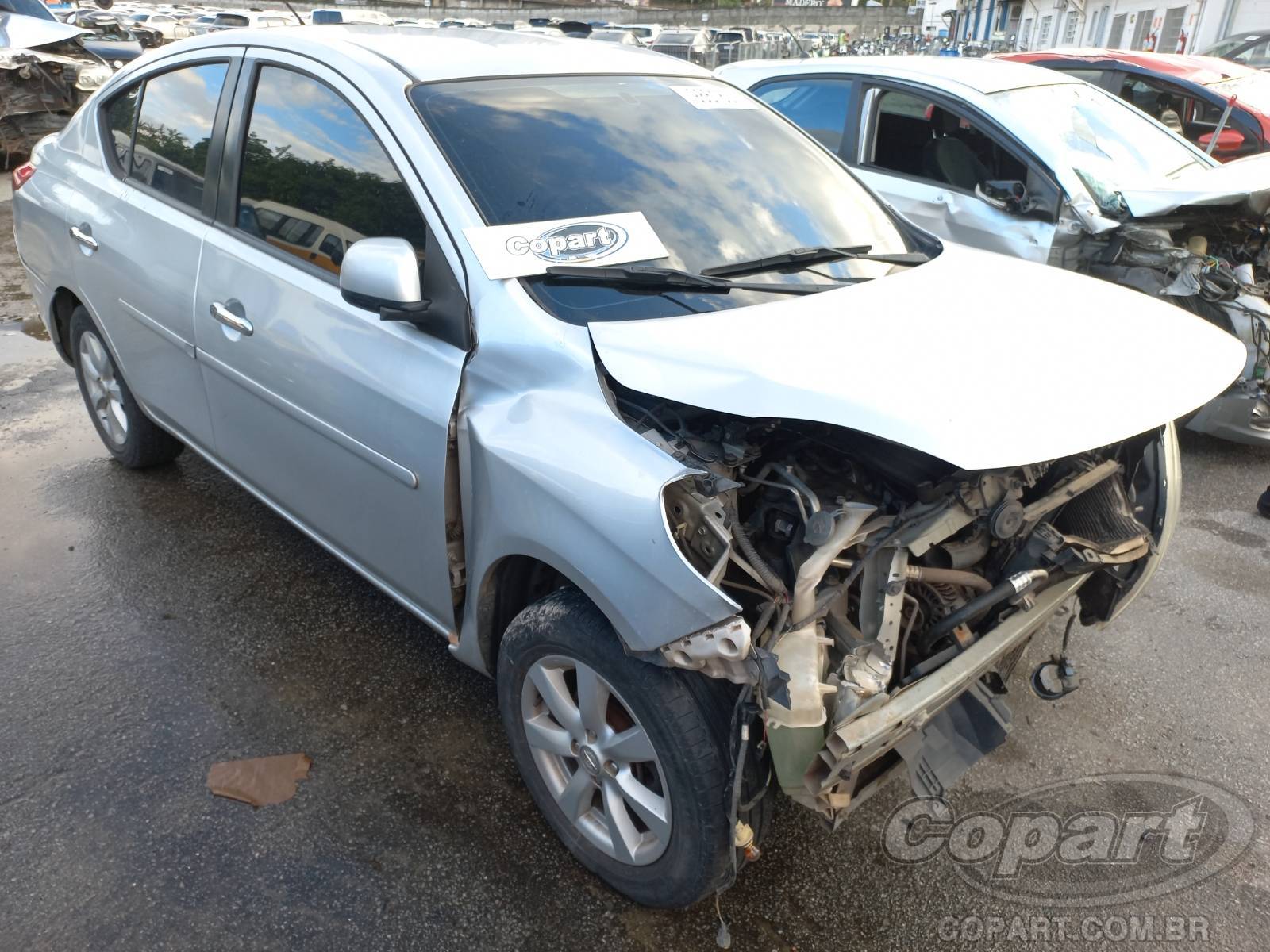 Veículo Nissan Versa Nissan Versa SL 1.6 16V 2012 Médio Dano Frontal 2012 em leilão