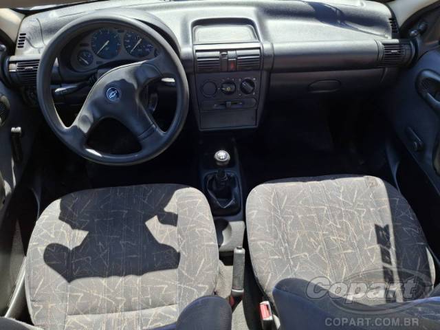2000 CHEVROLET CORSA SEDAN 