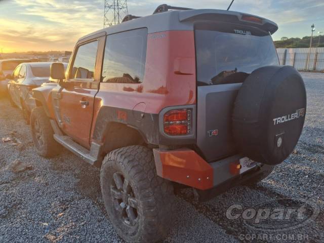 2018 TROLLER T4 