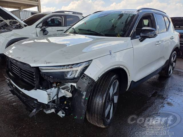 2023 VOLVO XC40 
