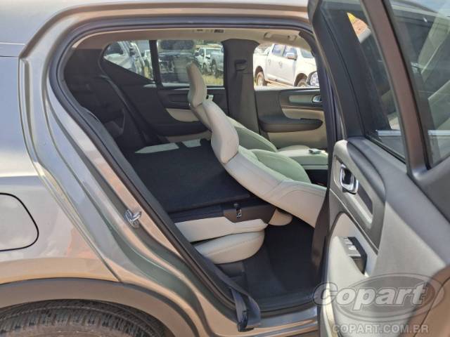 2022 VOLVO XC40 