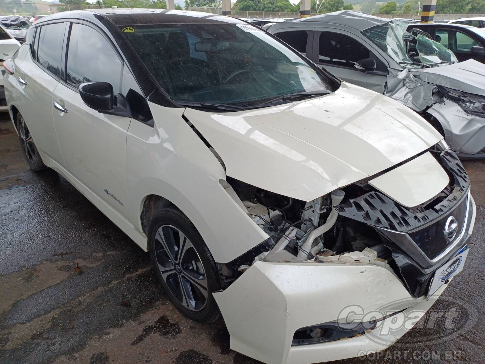 NISSAN LEAF 2022 - Hatch (Dano Frontal Leve)