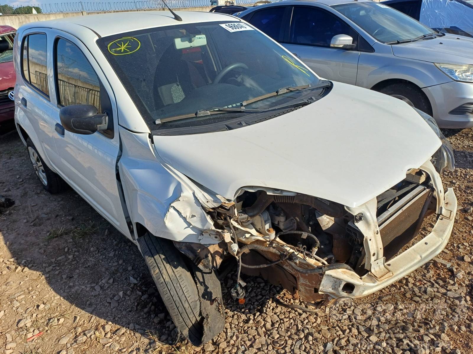 Fiat Uno Attractive 1.0 Evo 2021 Colisão Média Monta
