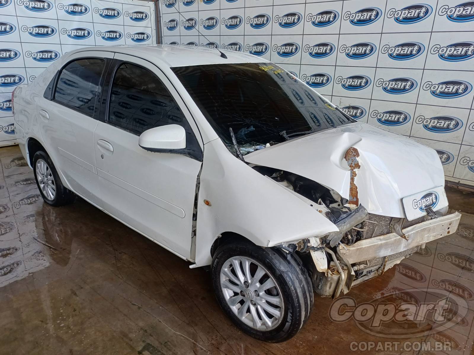 Veículo Toyota Etios Toyota Etios Seda XLS 1.5 16V 2014 Colisão Média Monta 2014 em leilão