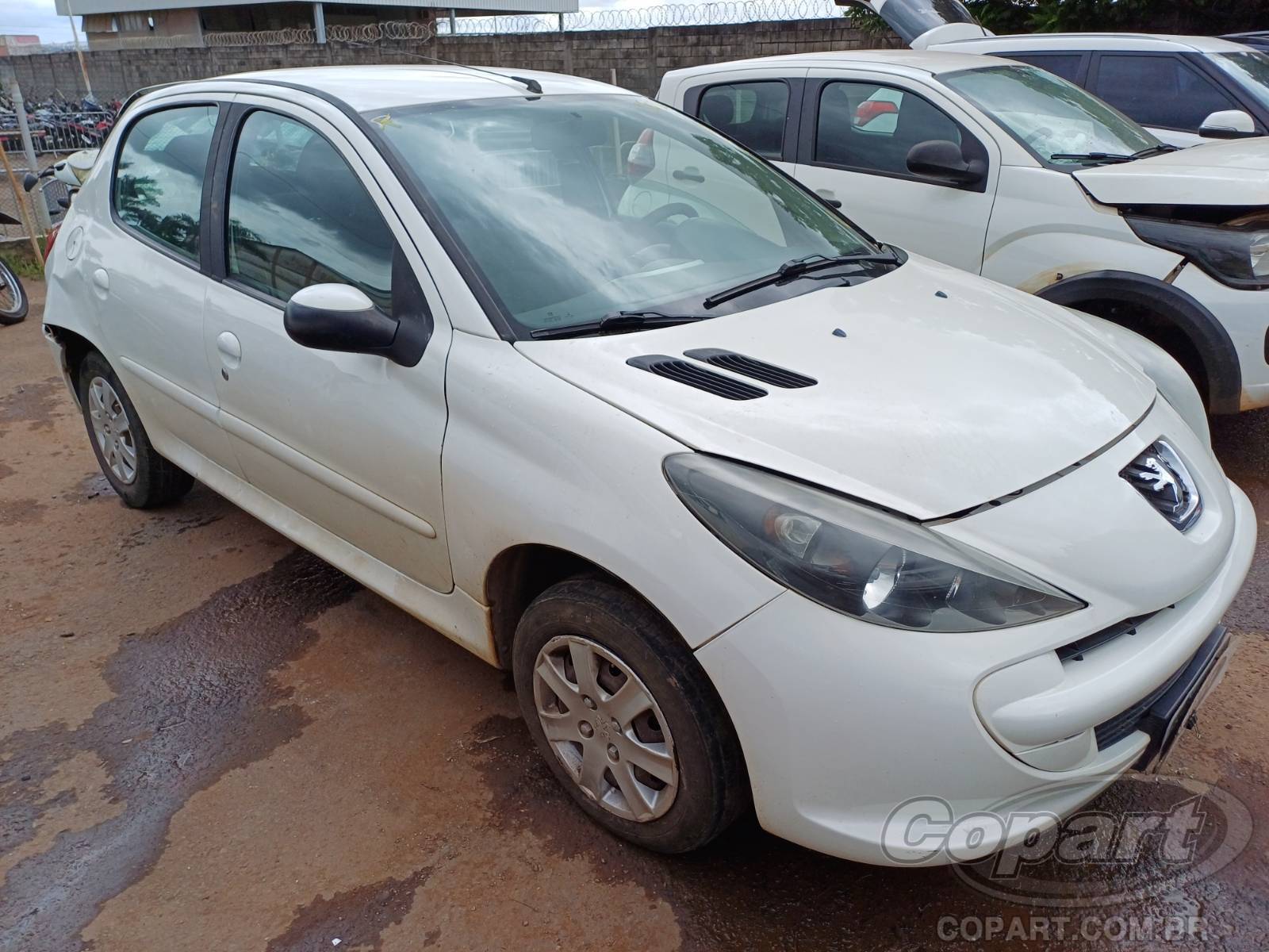 Peugeot 207 Active 1.4 2015 Médio Dano Traseiro