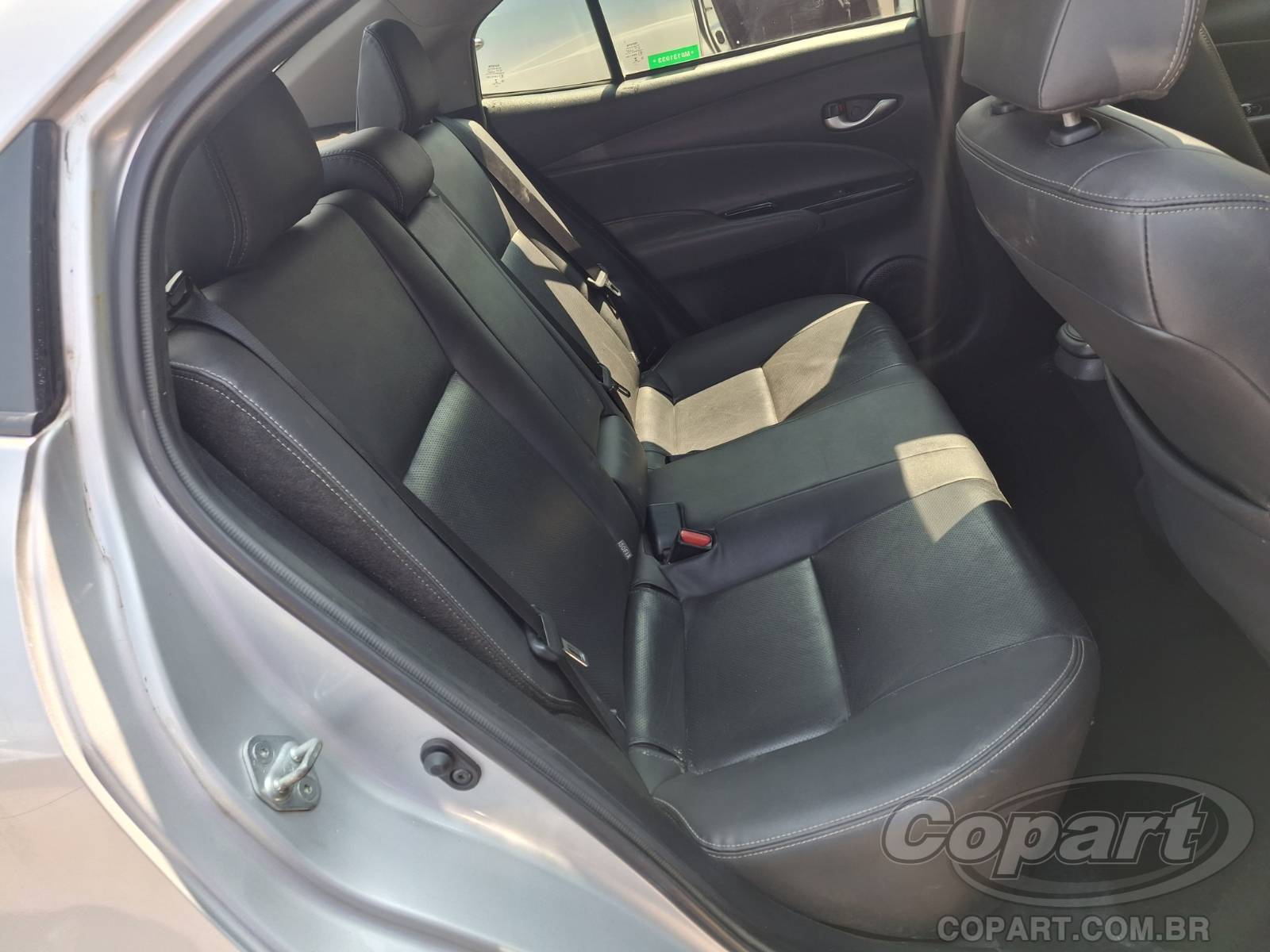 2021 TOYOTA YARIS SEDA — foto 6 de 10