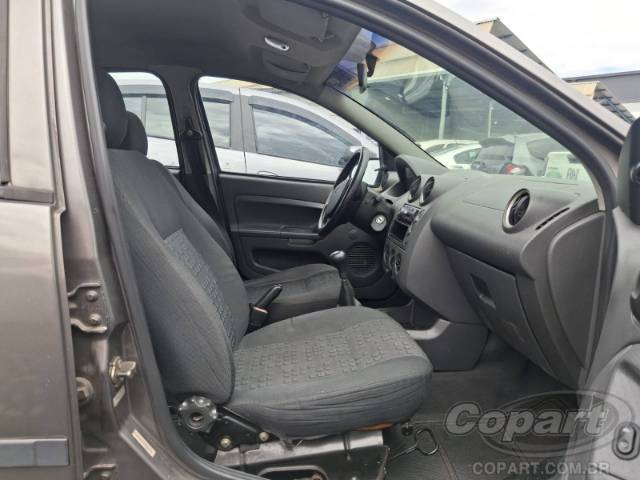 2004 FORD FIESTA 
