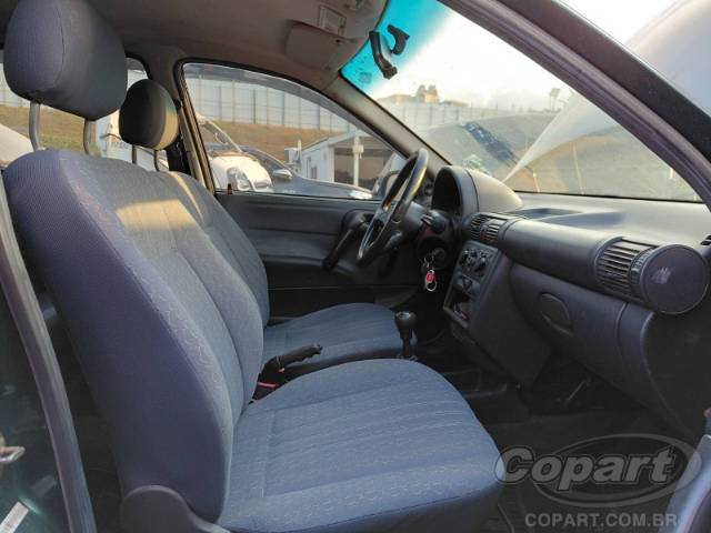 2000 CHEVROLET CORSA SEDAN 