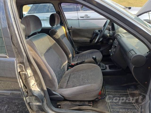 2002 CHEVROLET CORSA SEDAN 