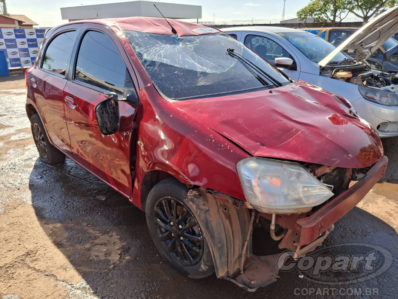 Toyota Etios 2013 em leilão