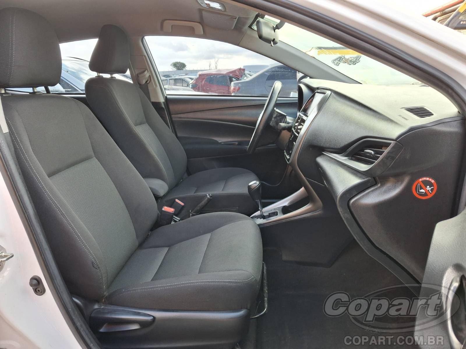 2025 TOYOTA YARIS SEDA — foto 5 de 10