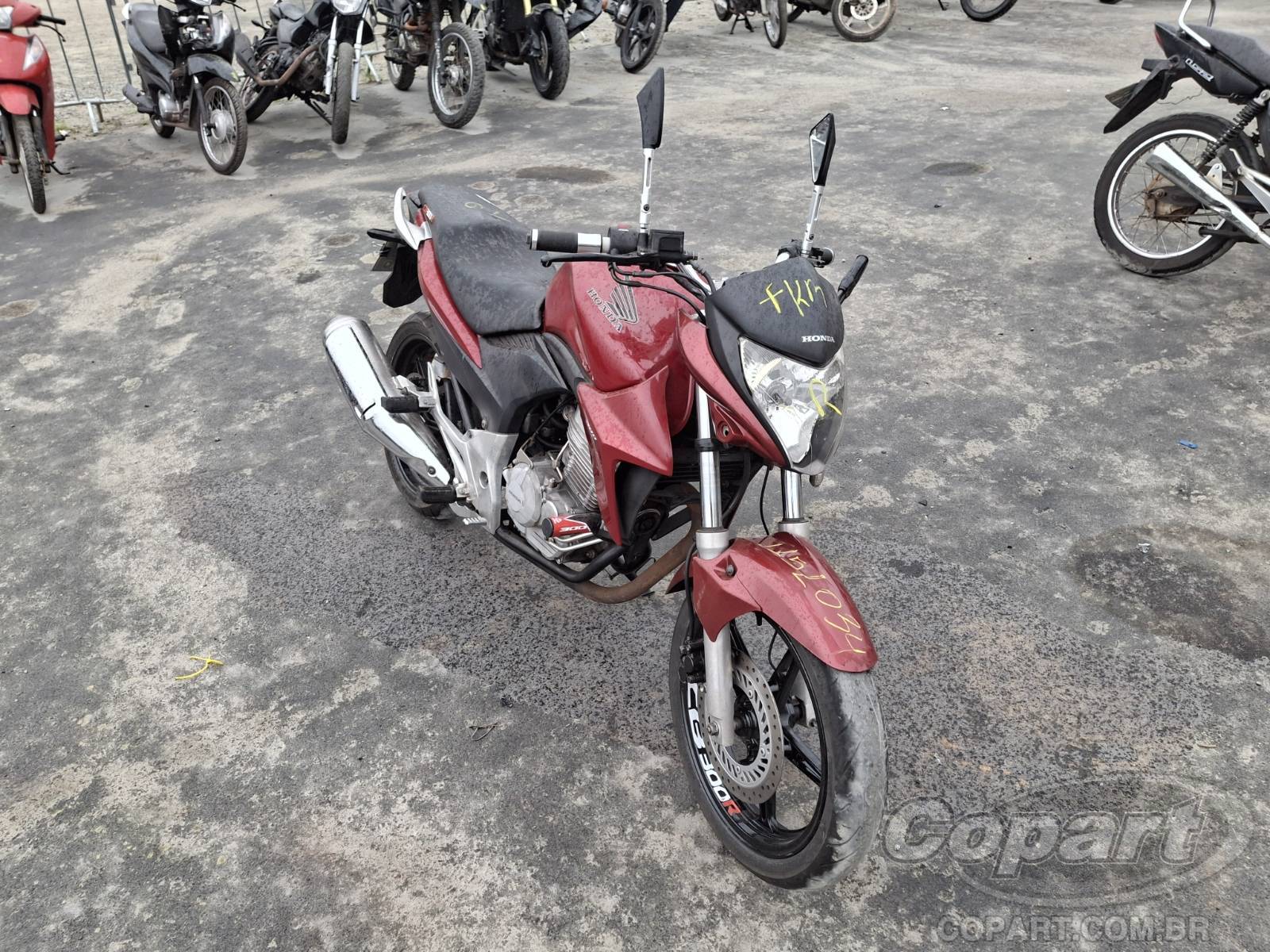 Honda CB 300 2013 em leilão