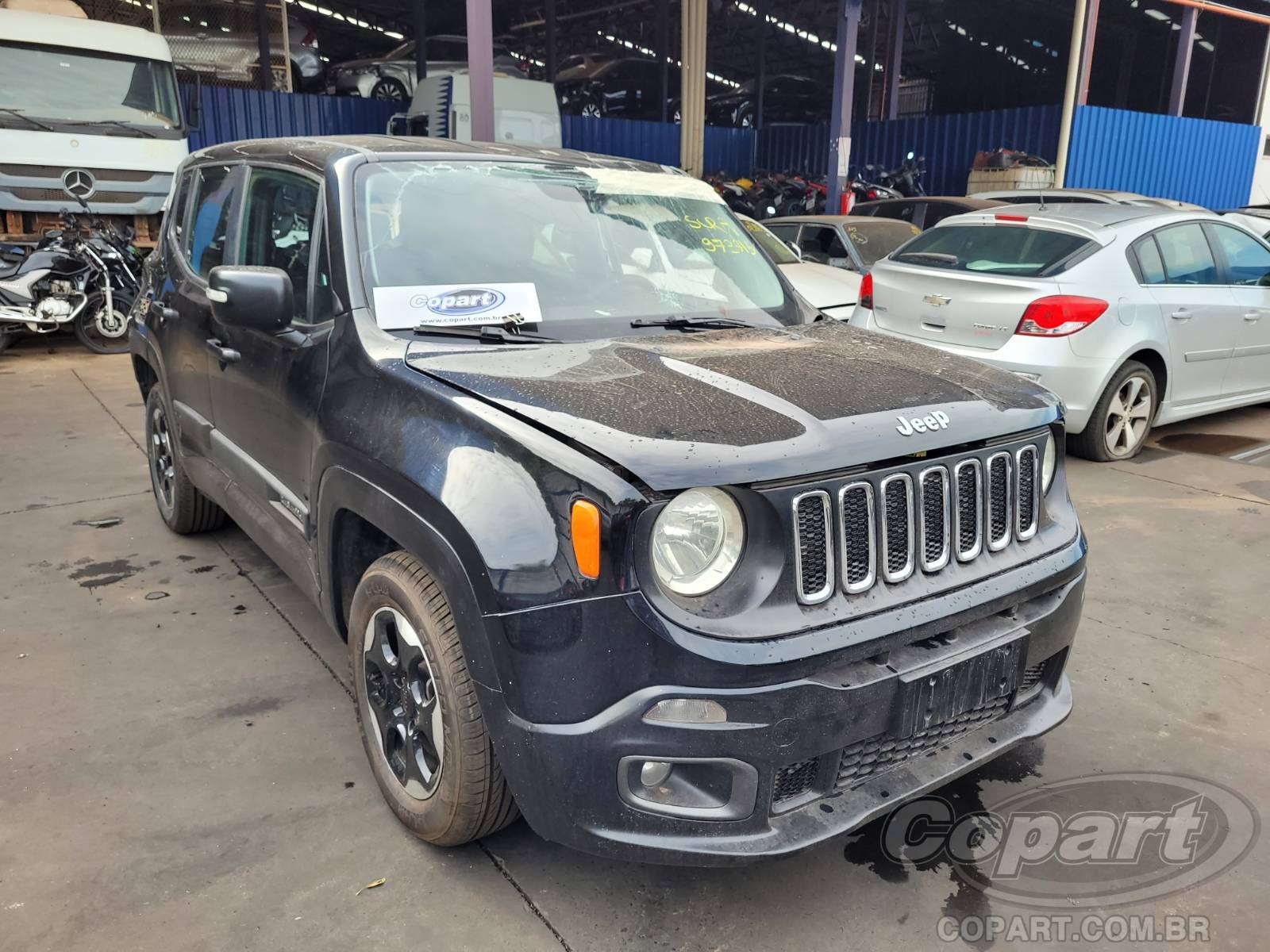 Veículo Jeep Renegade Jeep Renegade Sport 1.8 16V 2015 Médio Dano Traseiro 2016 em leilão