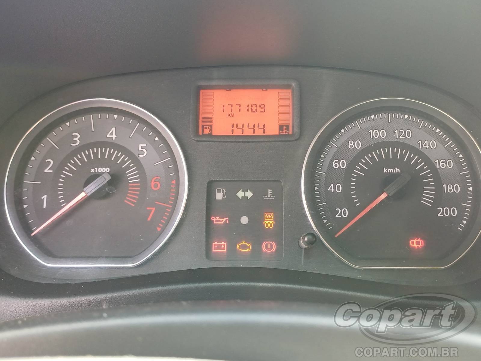 Foto 8 de 10: 2013 RENAULT LOGAN