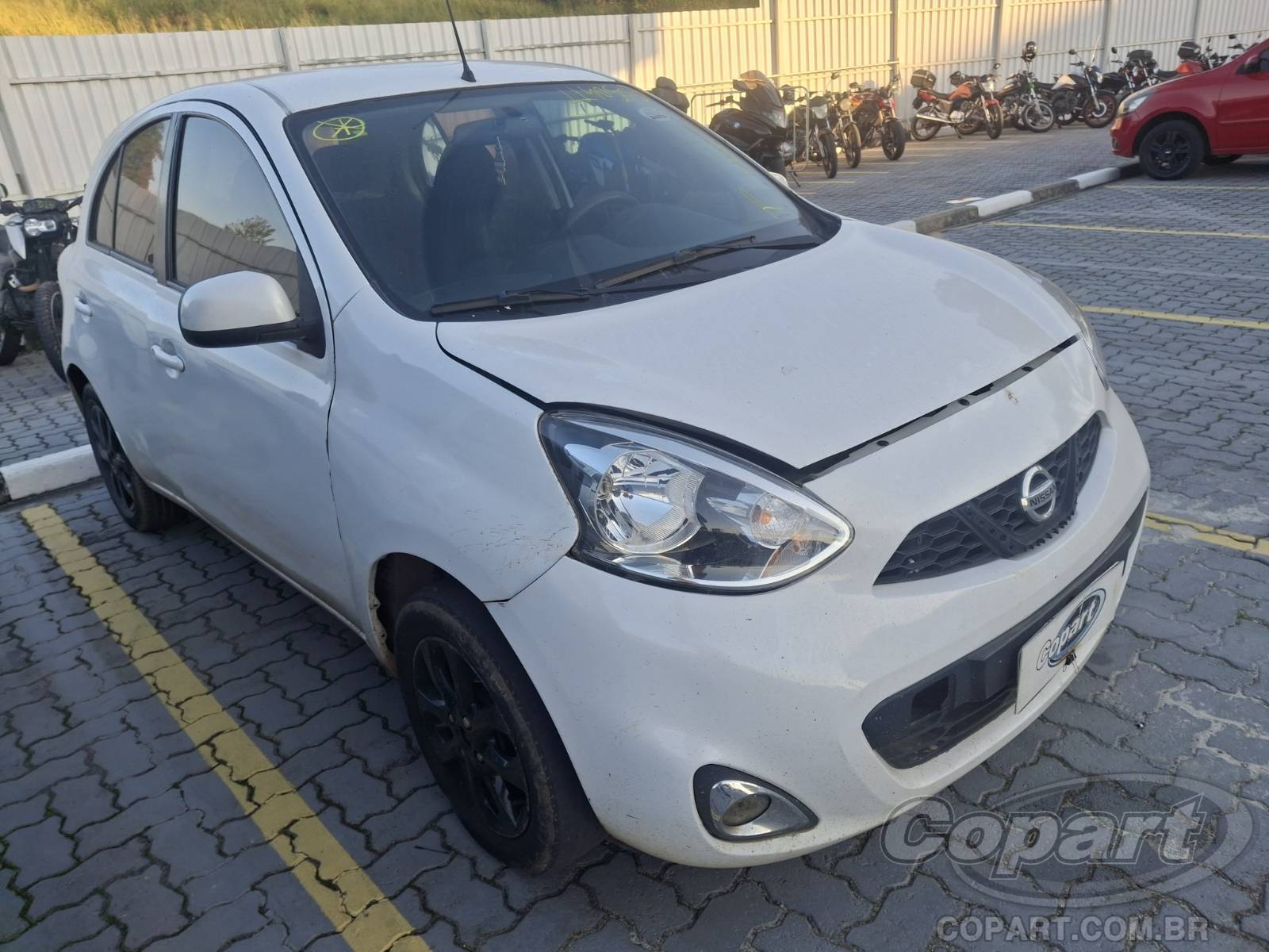 Nissan March 2016 em leilão