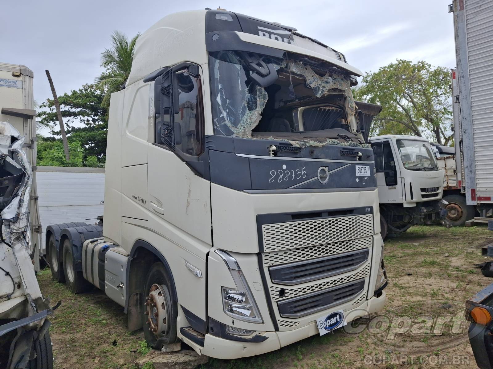 VOLVO FH 2024 Caminhão com Colisão Média Monta