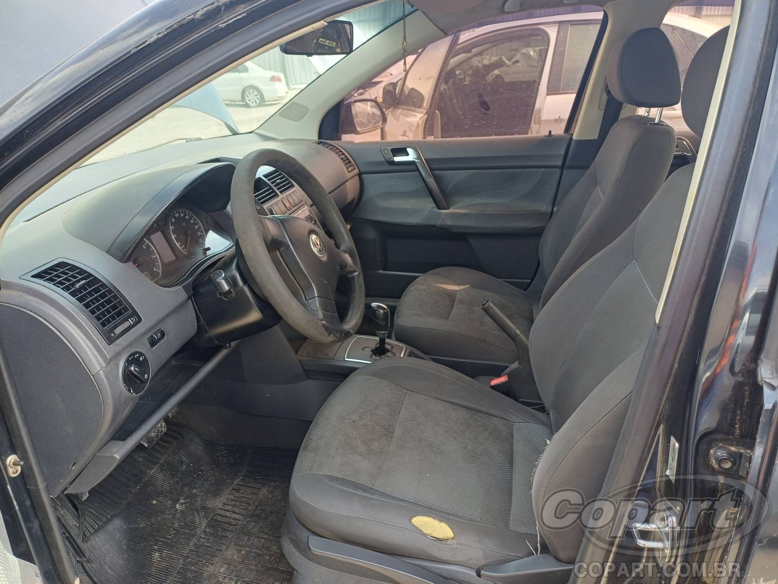 2010 VOLKSWAGEN POLO SEDAN — foto 5 de 10