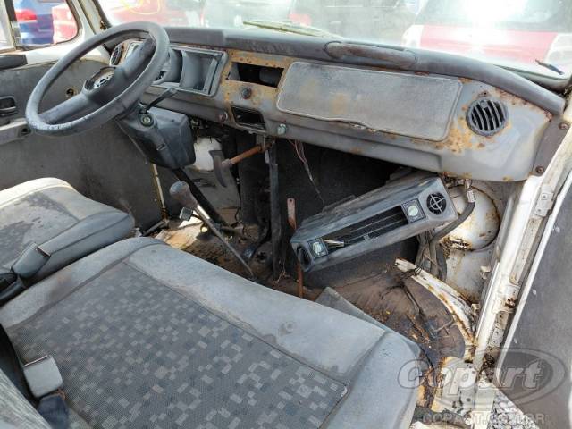 2011 VOLKSWAGEN KOMBI 