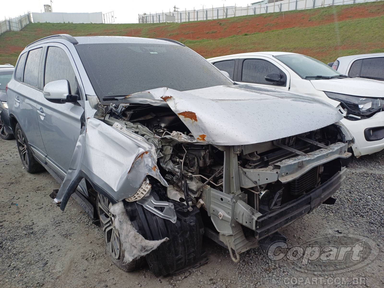 Veículo Mitsubishi Outlander 2016 MITSUBISHI OUTLANDER SUV Grandes 2016 em leilão