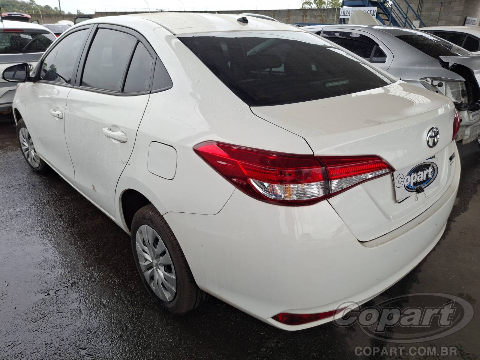 2023 TOYOTA YARIS SEDA — foto 3 de 10
