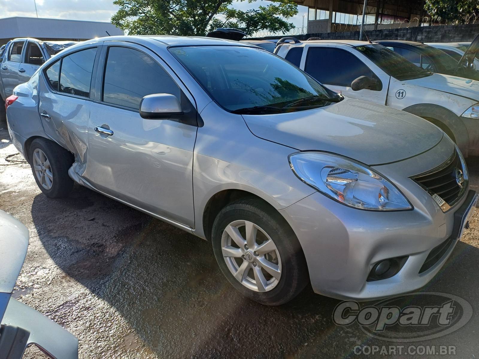 Veículo Nissan Versa Nissan Versa SL 1.6 16V 2014 Médio Dano Lateral 2014 em leilão